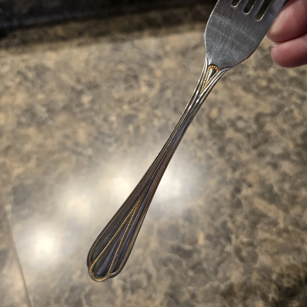 Hampton Silversmiths‎ HSV209 Gold Accent Stainless Flatware 17 Pieces